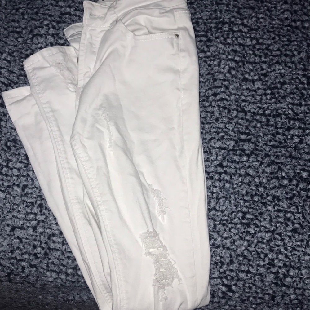 3/10 !! white distressed Charlotte Russ jeans ✨